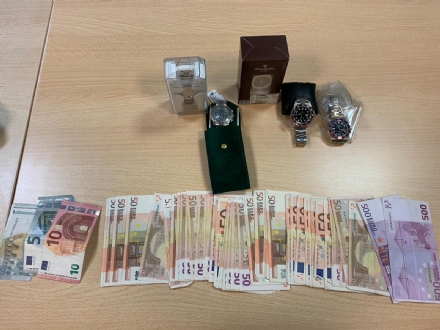 CASELLE - Nasconde gli orologi di marca nelle tasche degli abiti per evitare i controlli