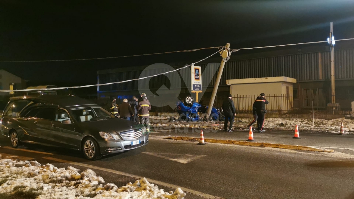 BORGARO - Incidente in via Lanzo: automobilista muore nell'auto che si ribalta e si schianta contro un palo - FOTO