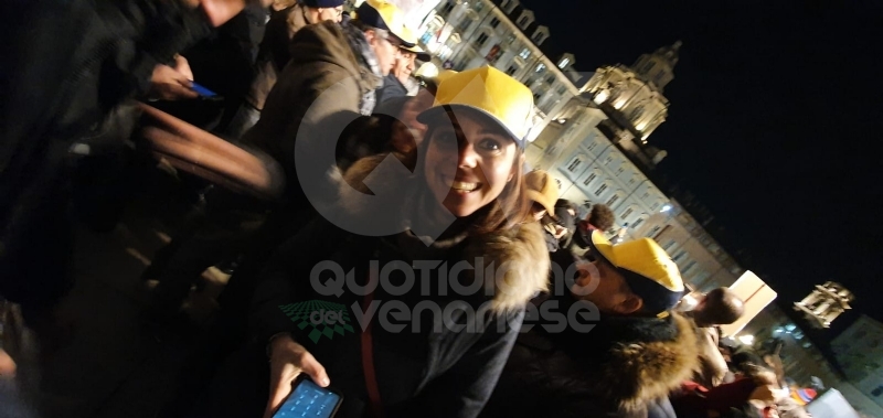 VENARIA - Tante «sardine» venariesi alla manifestazione di questa sera in piazza Castello