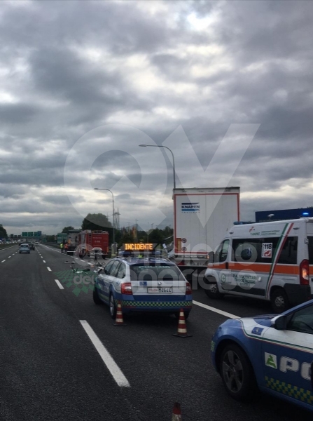 RIVOLI-COLLEGNO - Doppio incidente in tangenziale: auto contro guardrail e tir su una scarpata