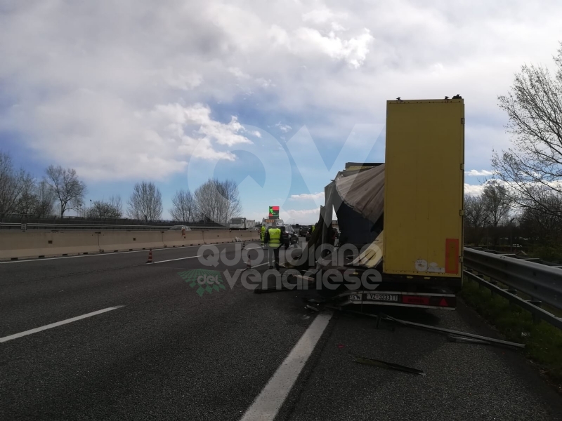 RIVOLI - Scontro fra due tir e un'auto in tangenziale: una persona finisce in ospedale