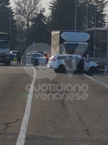 VENARIA - Scontro taxi-camion lungo la provinciale: un ferito FOTO