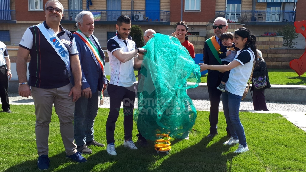 VENARIA - L'Avis dona alla Città un'area giochi in piazza Pettiti - FOTO