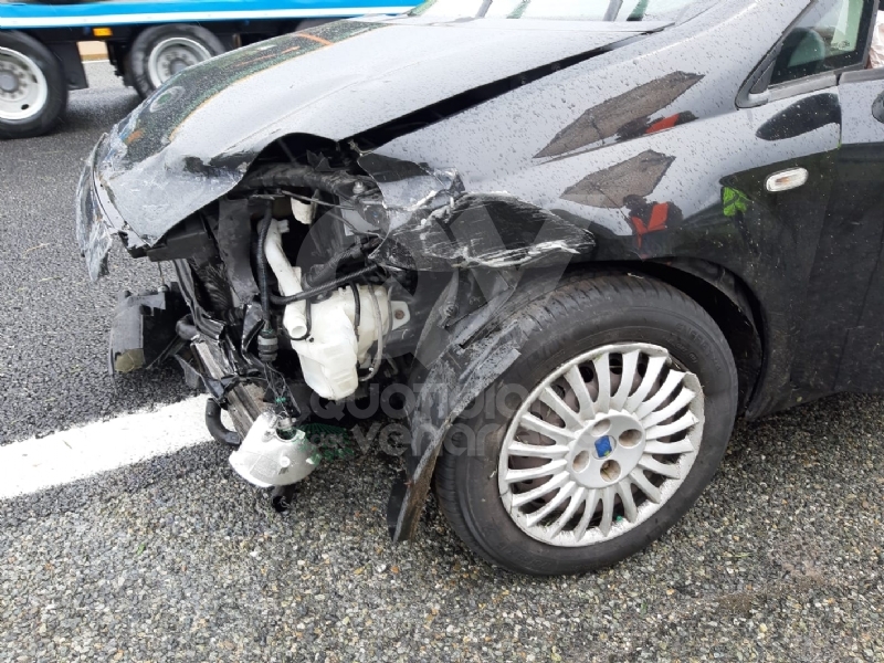 CAOS IN TANGENZIALE - Raffica di incidenti: due auto ribaltate e tre feriti