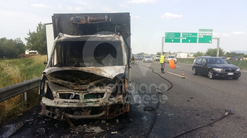 COLLEGNO - Furgone va a fuoco in tangenziale, e il traffico va in tilt
