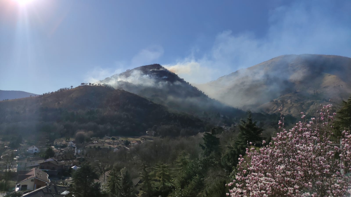 GIVOLETTO-VAL DELLA TORRE - Incendio in fase di spegnimento: ora è caccia ai piromani - FOTO