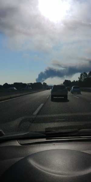 INCENDIO A SETTIMO - A fuoco una ditta, colonna di fumo visibile anche dalla tangenziale FOTO