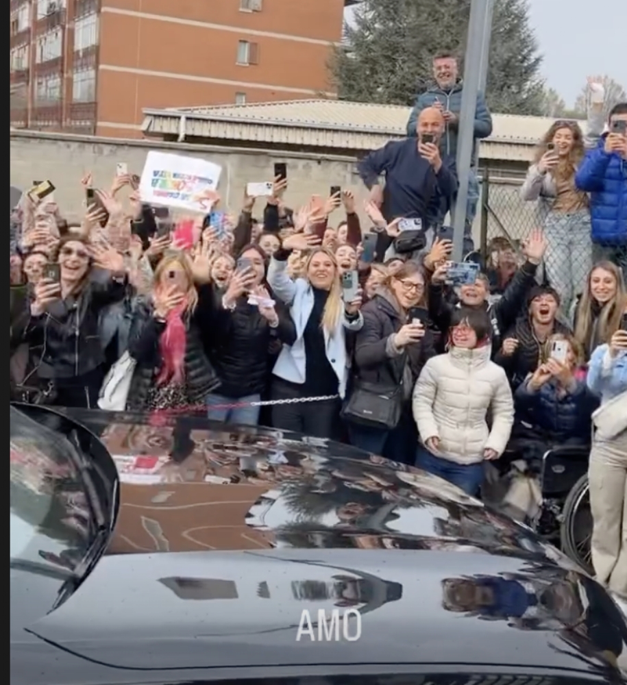 ALPIGNANO - Via Philips invasa di fans per l'arrivo a «Radio Manila» di Laura Pausini - FOTO