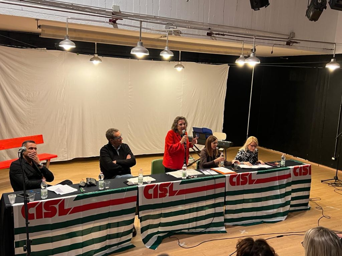 RIVOLI - Taglio del nastro della «panchina rossa» alla Cisl di Cascine Vica - FOTO
