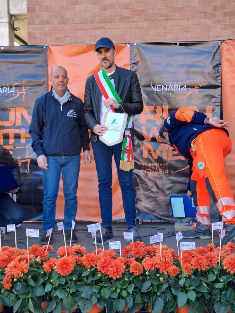 VENARIA - Una marea di gente per la «StraVenaria» e la «21 Reale» - FOTO E VIDEO