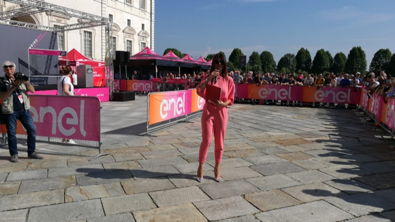 GIRO D'ITALIA A VENARIA - Grande folla per la carovana del Giro - FOTO
