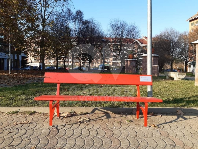 VENARIA - Sei panchine rosse per dire «NO» alla violenza sulle donne: dipinte dalla Factory