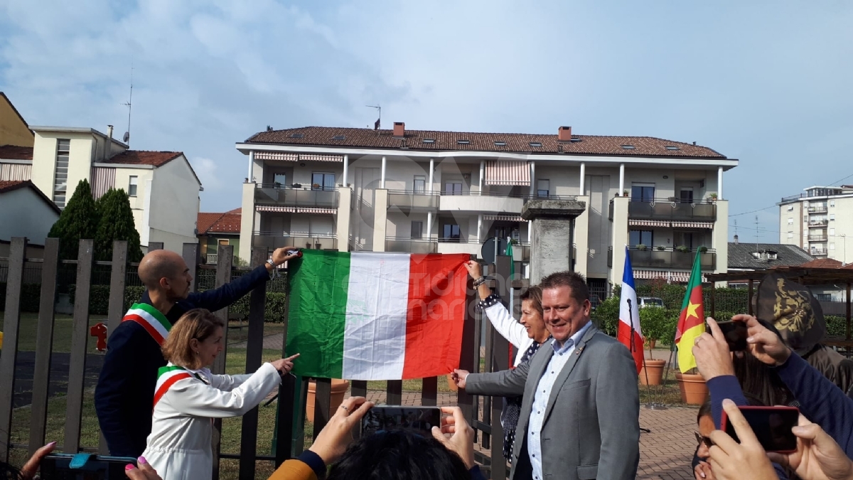 VENARIA - Intitolato alle «Città Gemellate» il giardino di viale Roma - FOTO