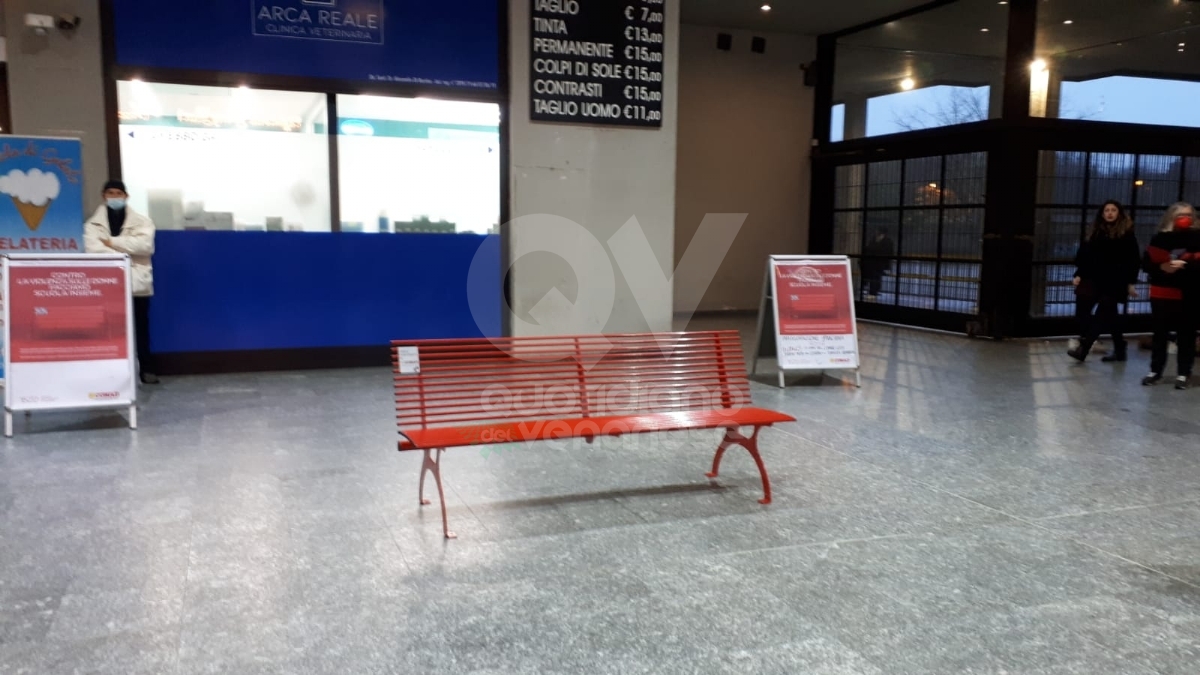 VENARIA - Panchine rosse, flash-mob, municipio «in rosso», dibattiti: le iniziative per dire «no» alla violenza contro le donne - FOTO