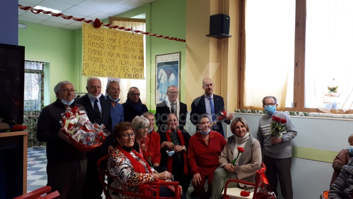 VENARIA - Panchine rosse, flash-mob, municipio «in rosso», dibattiti: le iniziative per dire «no» alla violenza contro le donne - FOTO