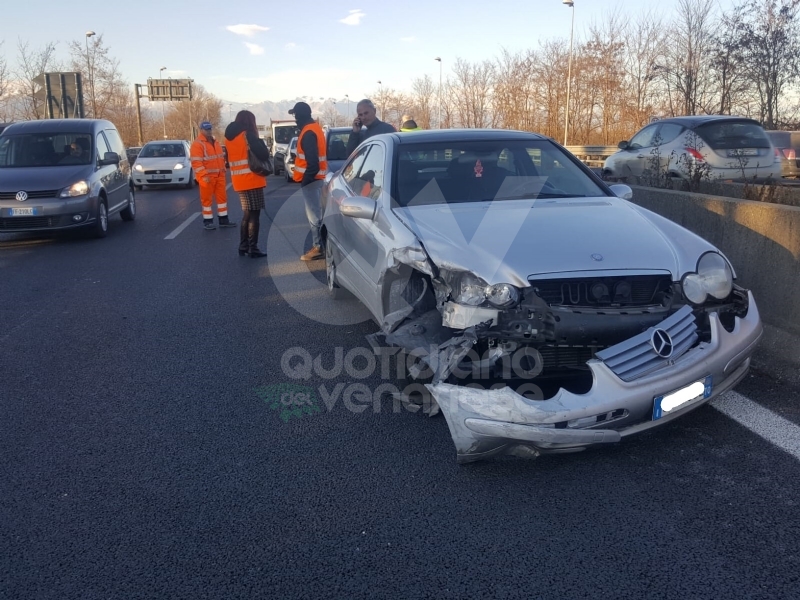 INCIDENTE SULLA TORINO-CASELLE - Camion si ribalta: tre feriti, caos e code sul raccordo - FOTO