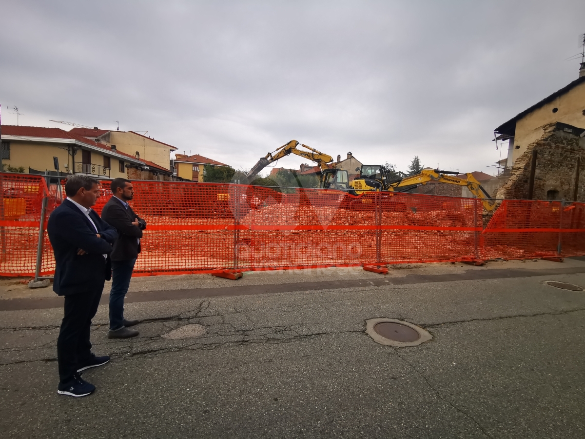 BORGARO - Iniziata la demolizione di Cascina Torazza: in primavera i lavori per la piazza - FOTO E VIDEO