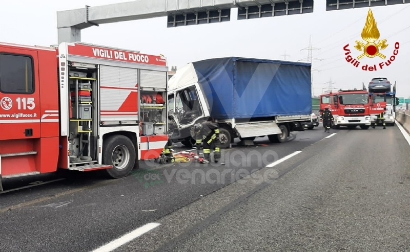 RIVOLI - Incidente in tangenziale: ferito autotrasportatore. Caos e lunghe code - FOTO