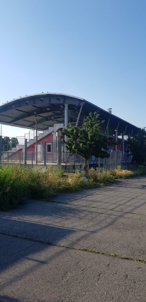 VENARIA - Muri pericolanti ed erba alta: degrado nel campo «naturale» del Don Mosso