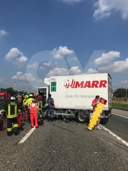 DELIRIO IN TANGENZIALE - Scontro fra due autocarri: un uomo incastrato, traffico bloccato