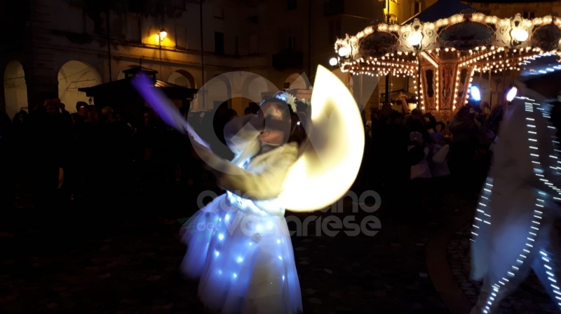 VENARIA - Il grande cervo in piazza Annunziata è stato illuminato: il Natale è iniziato in città