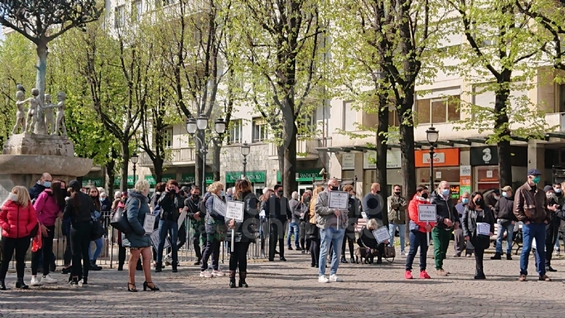 RIVOLI - Il commercio scende in piazza: «Siamo preoccupati per il nostro futuro» - FOTO