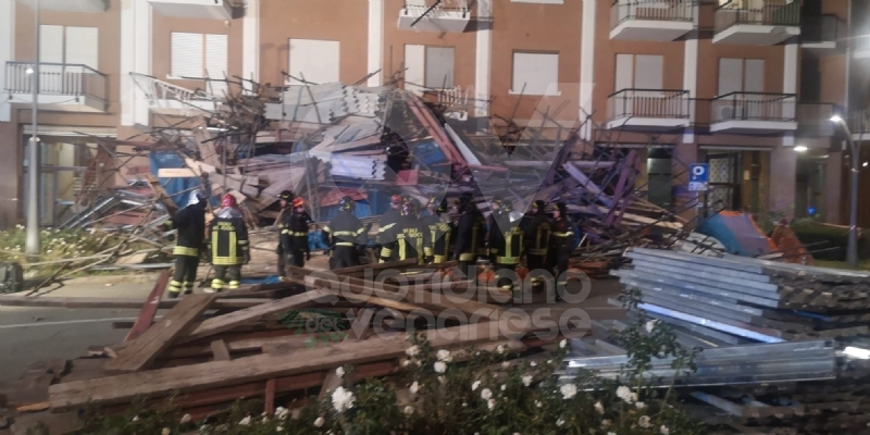 BORGARO - CROLLA IL PONTEGGIO DI UN PALAZZO: ATTIMI DI TERRORE IN VIA INGHILTERRA - FOTO