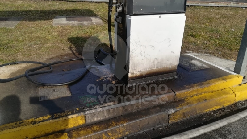 CASELLE - I sindacati: «Il distaccamento dei pompieri aeroportuali insicuro e poco salubre» FOTO