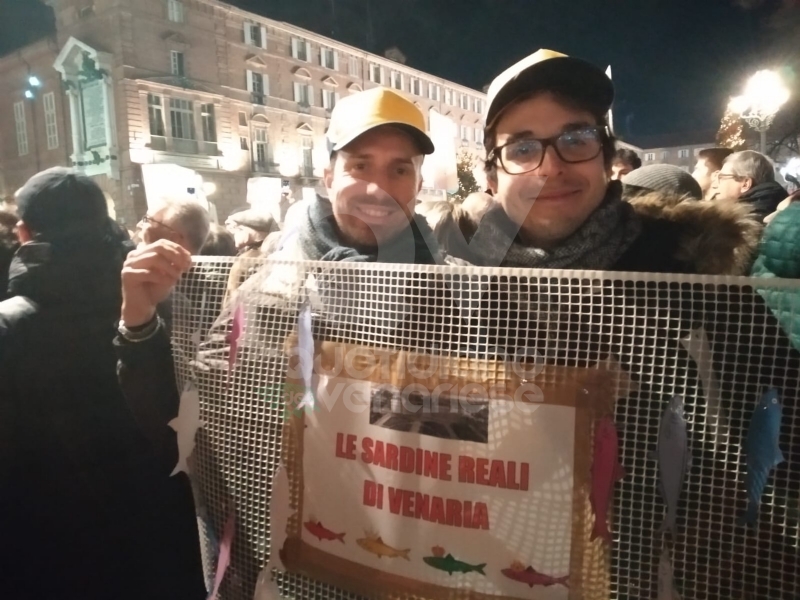 VENARIA - Tante «sardine» venariesi alla manifestazione di questa sera in piazza Castello