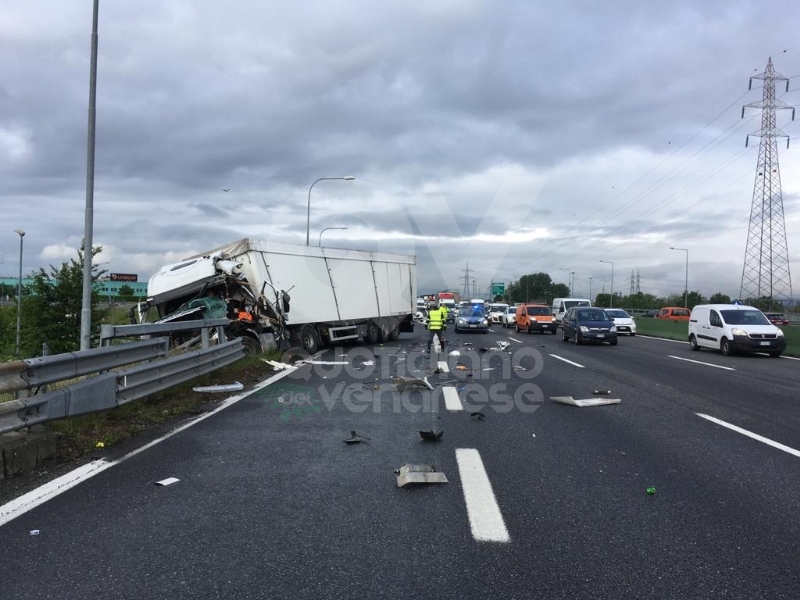 RIVOLI-COLLEGNO - Doppio incidente in tangenziale: auto contro guardrail e tir su una scarpata
