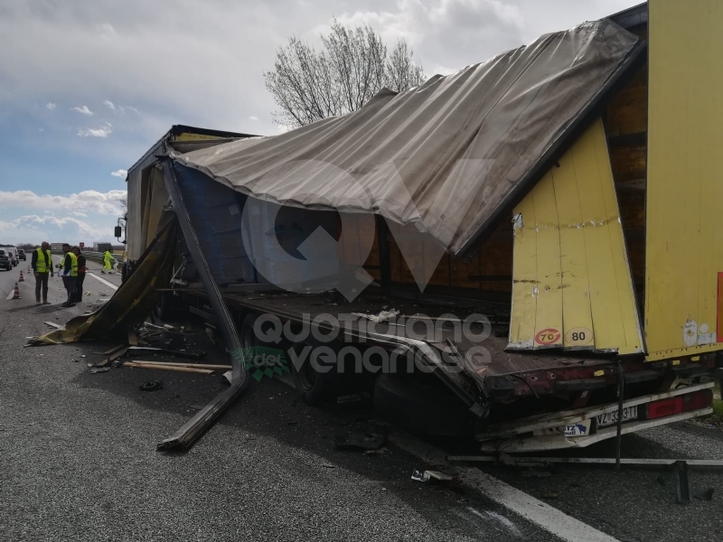 RIVOLI - Scontro fra due tir e un'auto in tangenziale: una persona finisce in ospedale
