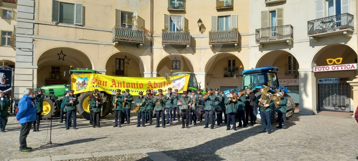 VENARIA - La grande festa per Sant'Antonio Abate: in tanti per il corteo dei trattori - FOTO E VIDEO