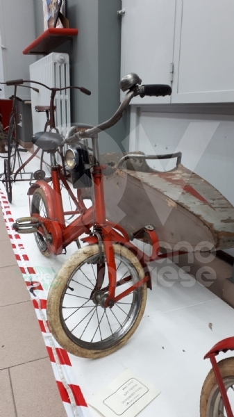 VENARIA - Biciclette, tricicli vintage e gli antichi mestieri: la nuova mostra di Antonio Iorio