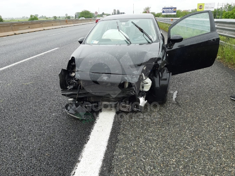 CAOS IN TANGENZIALE - Raffica di incidenti: due auto ribaltate e tre feriti