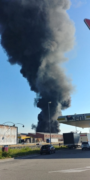 INCENDIO A SETTIMO - A fuoco una ditta, colonna di fumo visibile anche dalla tangenziale FOTO