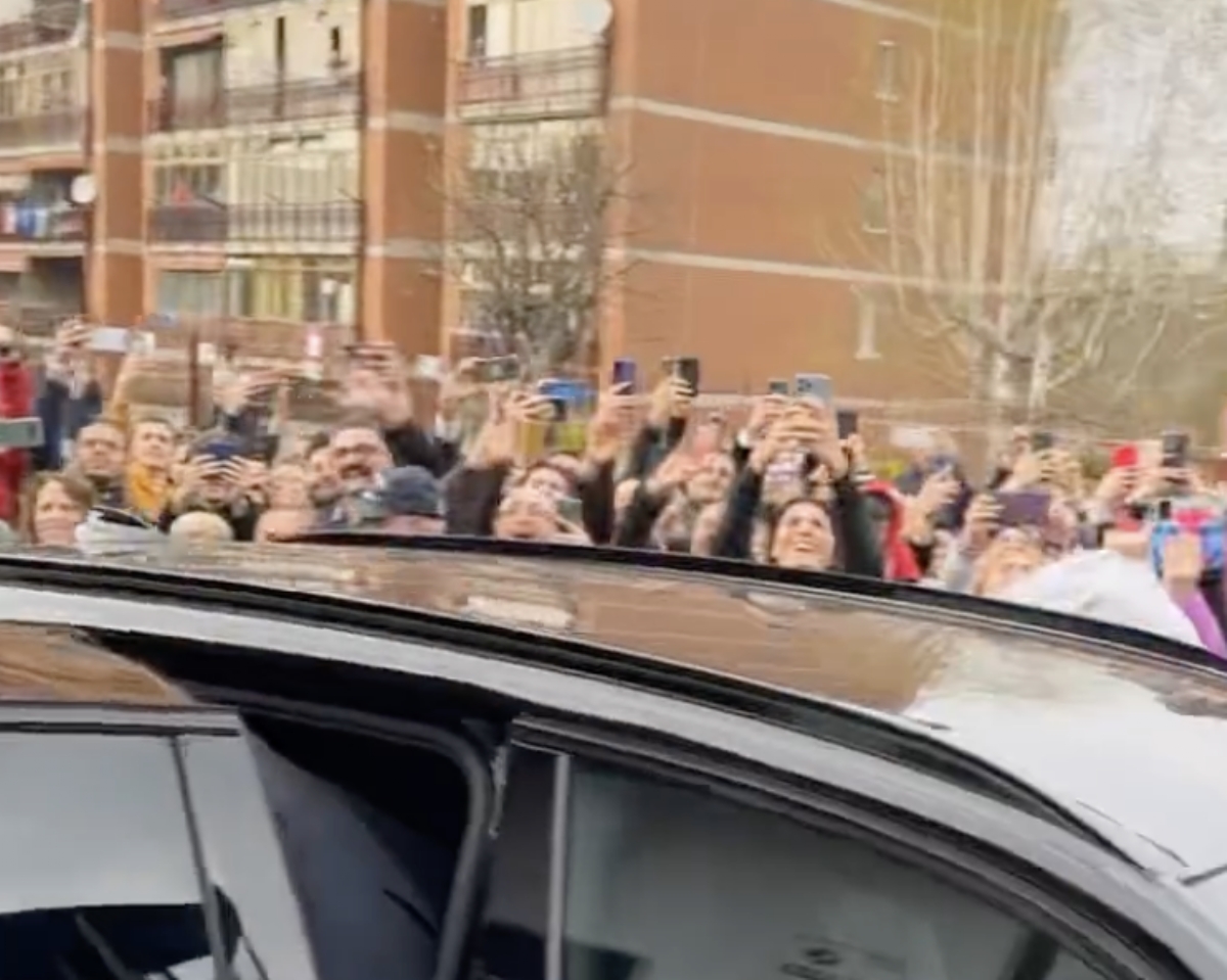 ALPIGNANO - Via Philips invasa di fans per l'arrivo a «Radio Manila» di Laura Pausini - FOTO