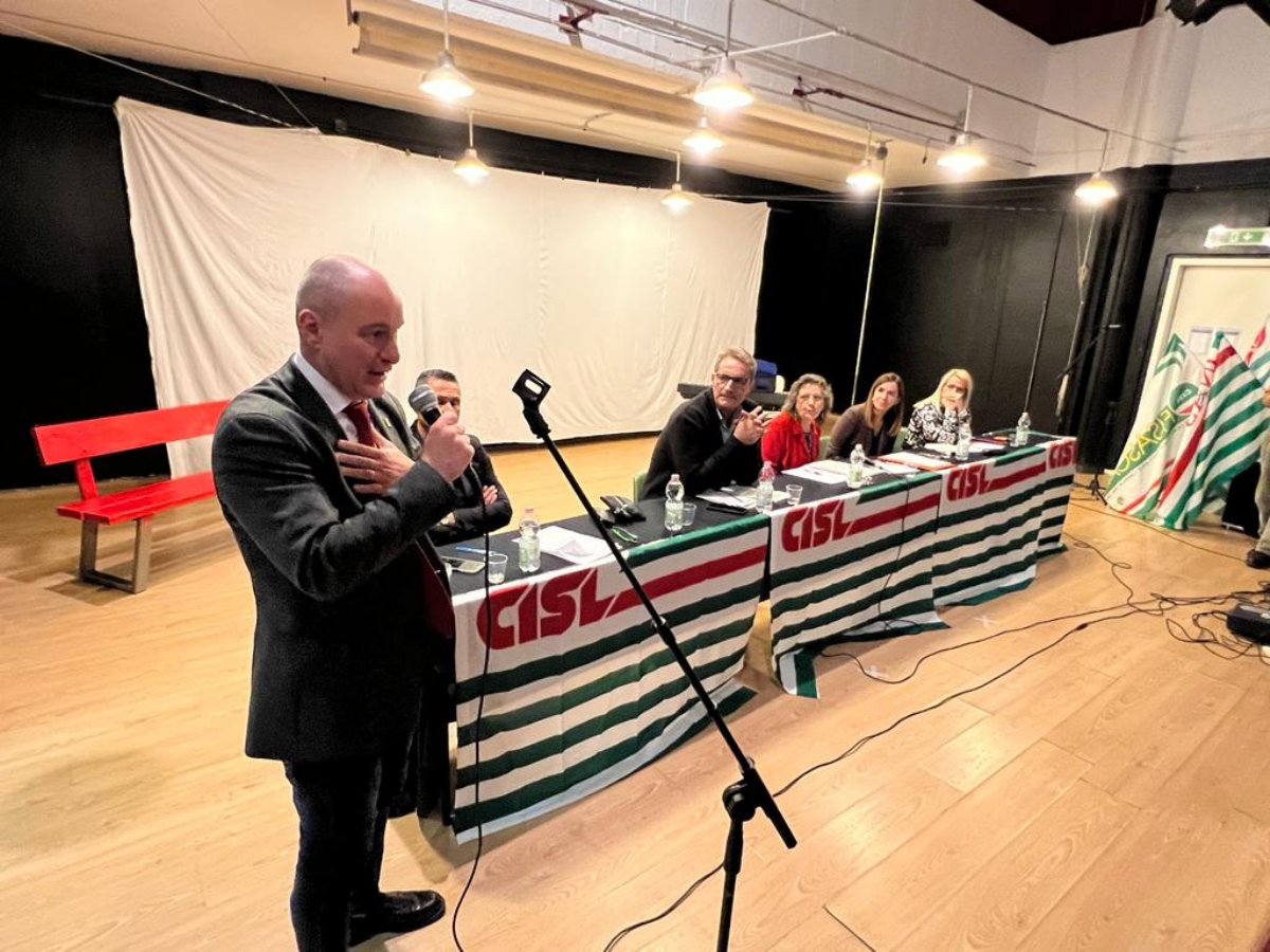 RIVOLI - Taglio del nastro della «panchina rossa» alla Cisl di Cascine Vica - FOTO