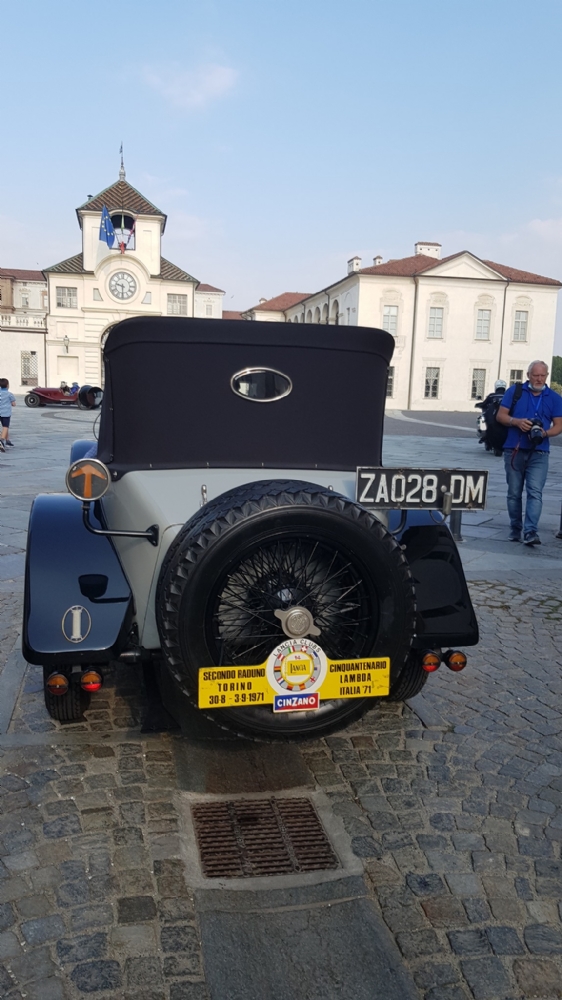 VENARIA - Il centro cittadino invaso di Lancia Lambda in occasione del centenario - FOTO