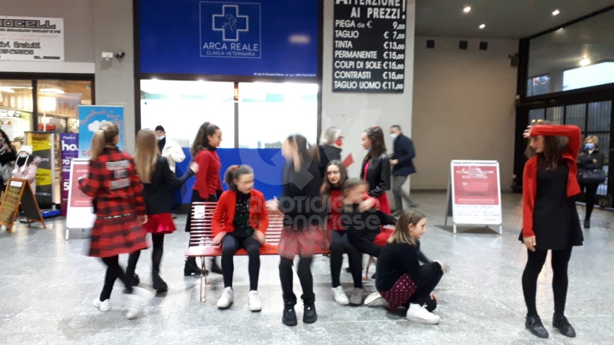 VENARIA - Panchine rosse, flash-mob, municipio «in rosso», dibattiti: le iniziative per dire «no» alla violenza contro le donne - FOTO