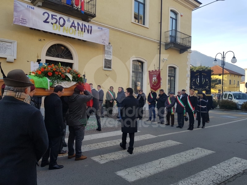 CAFASSE - Oltre 500 persone per l'ultimo saluto all'ex sindaco Giorgio Prelini.
