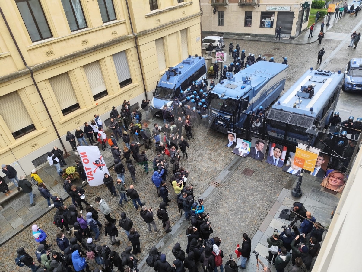 G7 A VENARIA - Manifestanti bruciano i volti dei capi di Stato e una bandiera americana - FOTO e VIDEO
