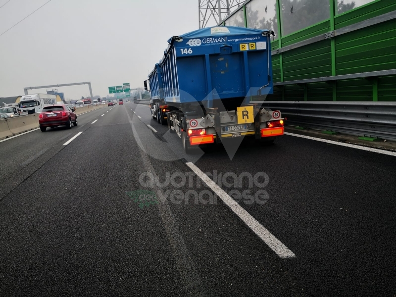 RIVOLI - Incidente in tangenziale: ferito autotrasportatore. Caos e lunghe code - FOTO