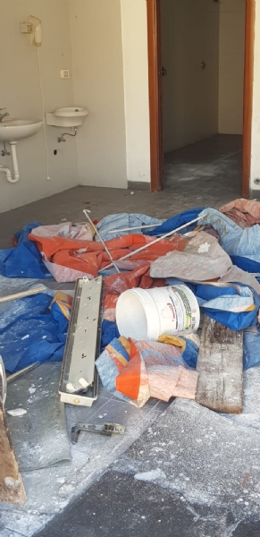 VENARIA - Muri pericolanti ed erba alta: degrado nel campo «naturale» del Don Mosso