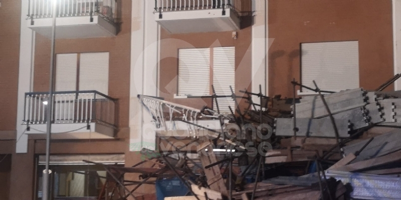 BORGARO - CROLLA IL PONTEGGIO DI UN PALAZZO: ATTIMI DI TERRORE IN VIA INGHILTERRA - FOTO