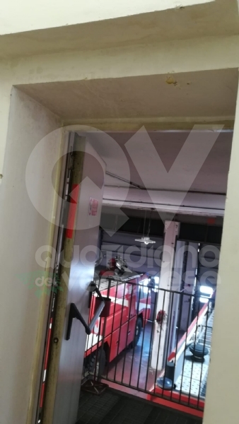 CASELLE - I sindacati: «Il distaccamento dei pompieri aeroportuali insicuro e poco salubre» FOTO