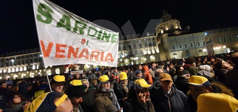 VENARIA - Tante «sardine» venariesi alla manifestazione di questa sera in piazza Castello