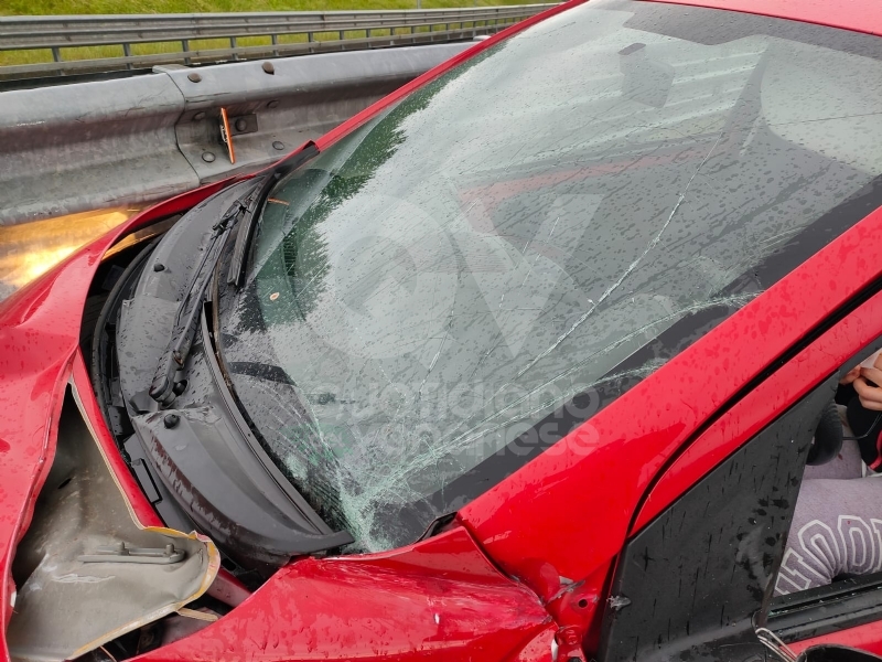 RIVOLI-COLLEGNO - Doppio incidente in tangenziale: auto contro guardrail e tir su una scarpata