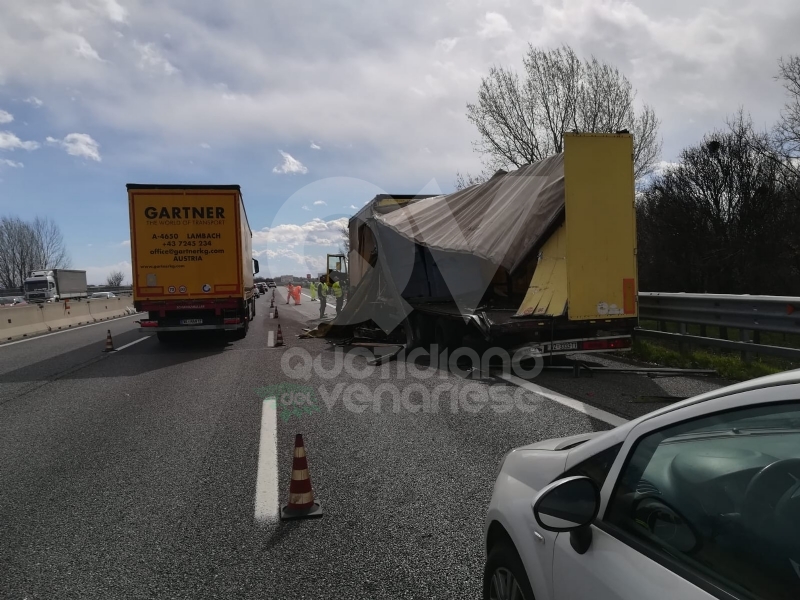 RIVOLI - Scontro fra due tir e un'auto in tangenziale: una persona finisce in ospedale