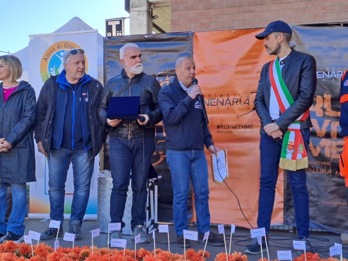 VENARIA - Una marea di gente per la «StraVenaria» e la «21 Reale» - FOTO E VIDEO