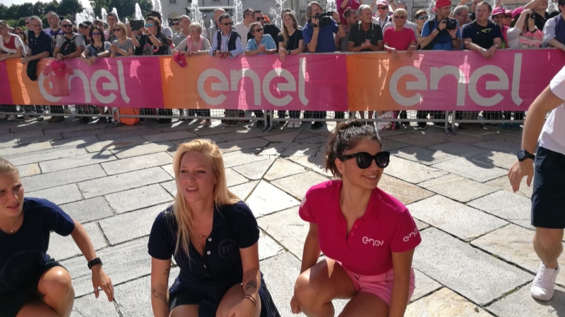 GIRO D'ITALIA A VENARIA - Grande folla per la carovana del Giro - FOTO